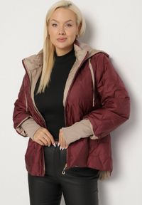Born2be - Czerwona Pikowana Kurtka z Kapturem i Przedłużonym Tyłem Tulunia. Okazja: na spacer. Typ kołnierza: kaptur. Kolekcja: plus size. Kolor: czerwony. Materiał: jeans. Wzór: aplikacja. Styl: elegancki #4