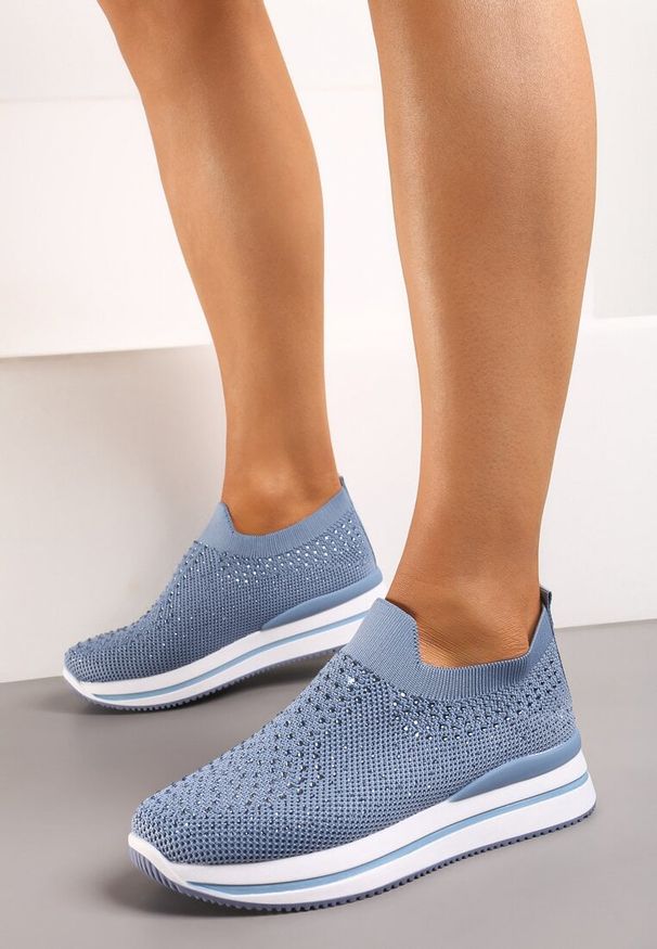 Born2be - Niebieskie Buty Sportowe Typu Slip-On na Płaskiej Podeszwie z Ozdobnymi Cyrkoniami Sintellia. Nosek buta: okrągły. Zapięcie: bez zapięcia. Kolor: niebieski. Materiał: materiał. Sezon: lato. Obcas: na płaskiej podeszwie. Wysokość obcasa: niski