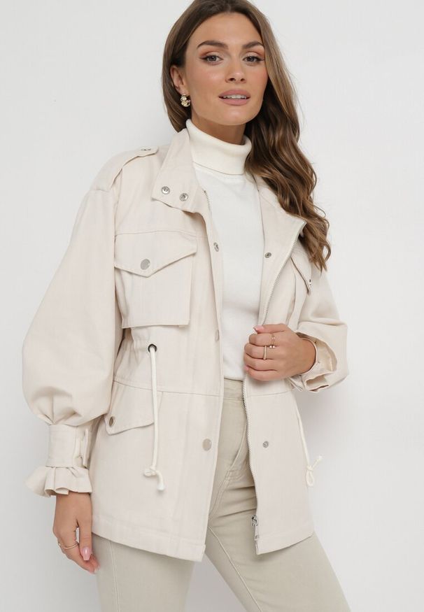 Born2be - Jasnobeżowa Kurtka Parka z Dużymi Kieszeniami Talaha. Okazja: na co dzień. Kolor: beżowy. Materiał: jeans. Długość: krótkie. Wzór: aplikacja. Sezon: jesień, wiosna. Styl: casual