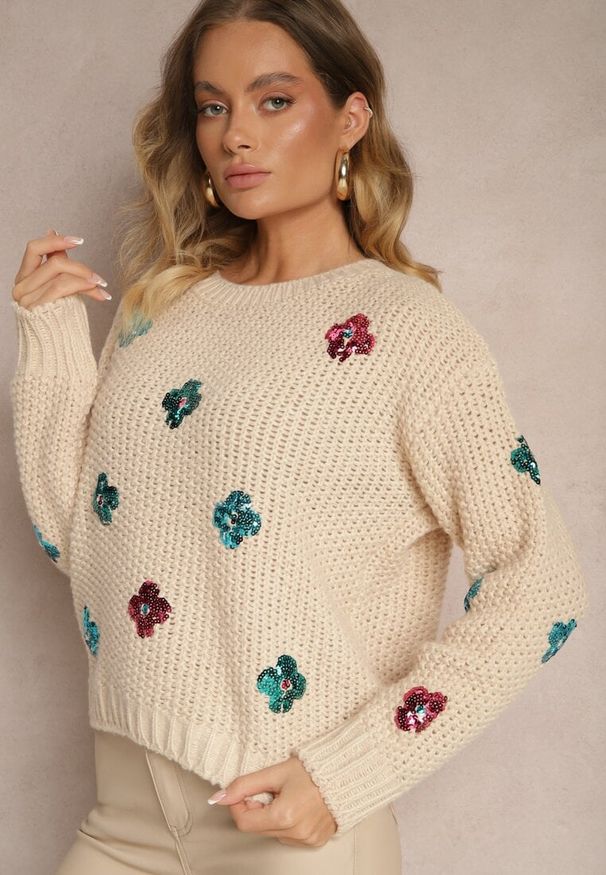 Renee - Beżowy Sweter z Wiskozą Zdobiony Cekinowymi Aplikacjami z Kwiatami Edalora. Okazja: na co dzień. Kolor: beżowy. Materiał: wiskoza. Długość rękawa: długi rękaw. Długość: długie. Wzór: aplikacja, kwiaty. Styl: klasyczny, elegancki, casual