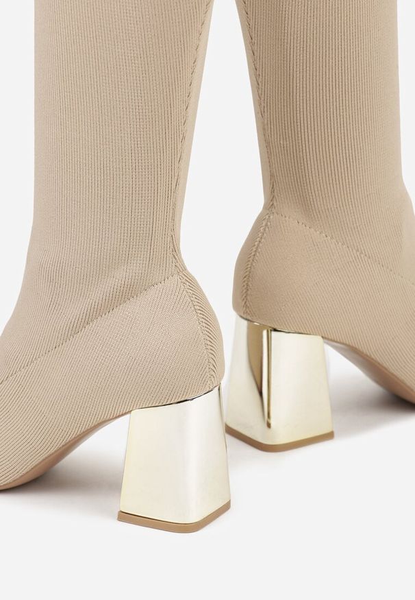 Renee - Ciemnobeżowe Eleganckie Kozaki VICES na Metalicznym Obcasie ze Skarpetkową Cholewką Nalaina. Okazja: na co dzień. Kolor: beżowy. Materiał: skóra. Szerokość cholewki: normalna. Obcas: na obcasie. Styl: elegancki. Wysokość obcasa: średni