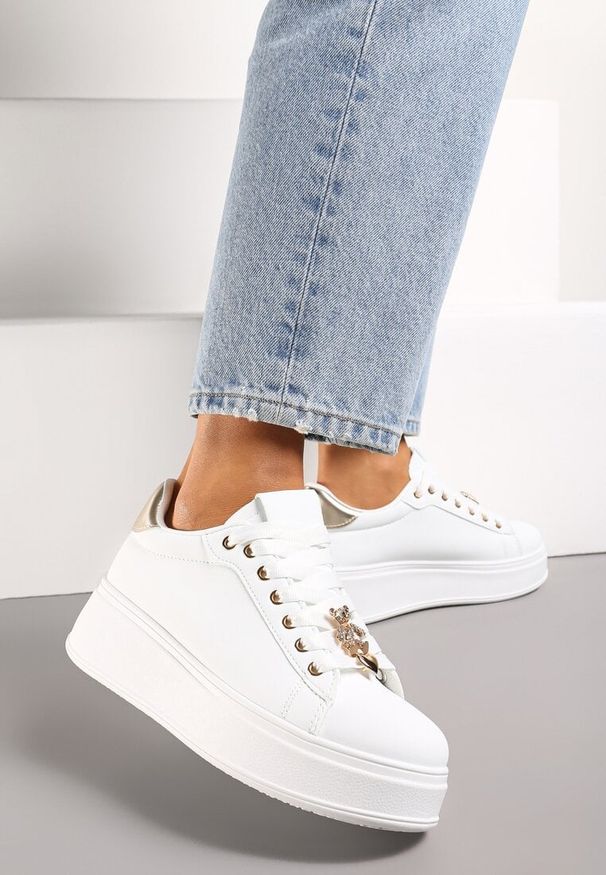 Renee - Biało-Złote Sneakersy na Platformie z Metalowymi Zawieszkami i Cyrkoniami Nioko. Wysokość cholewki: przed kostkę. Kolor: biały. Wzór: aplikacja. Obcas: na platformie