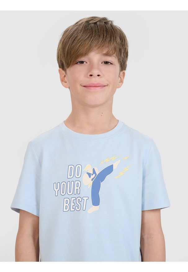 4f - 4F T-shirt regular z nadrukiem chłopięcy - niebieski 140 (9-10 lat). Okazja: na co dzień. Kolor: niebieski. Materiał: jersey, dzianina, bawełna. Długość rękawa: krótki rękaw. Długość: krótkie. Wzór: nadruk. Sezon: lato. Styl: casual, klasyczny, sportowy