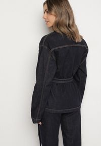 Born2be - Granatowa Koszulowa Kurtka Jeansowa z Wiązanym Paskiem w Talii Zennessa. Okazja: na co dzień, na spacer. Kolor: niebieski. Materiał: jeans. Styl: klasyczny, casual #5
