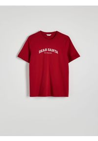 Reserved - T-shirt regular ze świątecznym napisem - brudny róż. Kolor: różowy. Materiał: dzianina, bawełna. Wzór: napisy. Styl: wizytowy