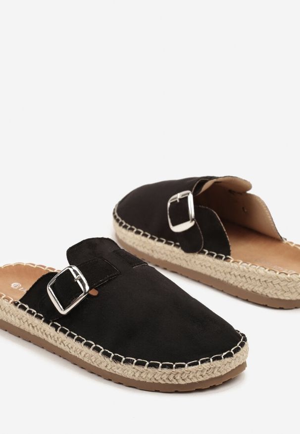 Born2be - Czarne Klapki w Stylu Chodaków z Klamrą i Plecioną Podeszwą Zindara. Okazja: na co dzień. Kolor: czarny. Materiał: len. Styl: casual, boho, elegancki