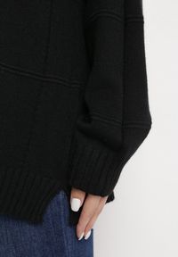 Born2be - Czarny Sweter z Długim Rękawem o Klasycznym Kroju Blitesa. Okazja: na co dzień. Kolor: czarny. Materiał: materiał. Długość rękawa: długi rękaw. Długość: długie. Sezon: jesień, zima. Styl: klasyczny #4