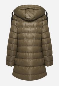 Born2be - Ciemnozielona Pikowana Kurtka Zimowa o Dłuższym Fasonie z Kapturem Sialdra. Okazja: na co dzień, do pracy, na spacer. Typ kołnierza: kaptur. Kolor: zielony. Długość: długie. Sezon: zima. Styl: casual, elegancki #7