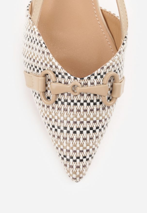 Renee - Ciemnobeżowe Sandały Vices Slingback Ozdobione Klamrą i Plecionką Nilasiela. Okazja: na co dzień. Zapięcie: klamry. Kolor: beżowy. Wzór: aplikacja. Obcas: na słupku. Styl: elegancki, casual