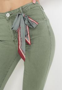 Born2be - Ciemnozielone Spodnie Skinny z Wysokim Stanem i Kokardką przy Pasie Diorene. Stan: podwyższony. Kolor: zielony