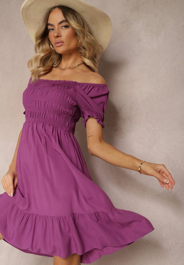 Renee - Ciemnofioletowa Bawełniana Sukienka o Rozkloszowanym Kroju z Gumką przy Dekolcie Moridia. Kolor: fioletowy. Materiał: bawełna. Typ sukienki: rozkloszowane. Styl: elegancki