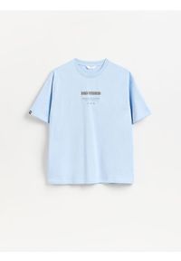 Reserved - T-shirt boxy z nadrukiem na plecach - jasnoniebieski. Kolor: niebieski. Materiał: bawełna, dzianina. Wzór: nadruk #1