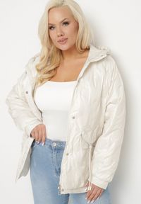 Born2be - Biała Kurtka Pikowana z Kapturem i Kieszeniami o Pudełkowym Kroju Eravinna. Okazja: na spacer. Typ kołnierza: kaptur. Kolekcja: plus size. Kolor: biały. Długość rękawa: długi rękaw. Długość: długie. Wzór: aplikacja #4
