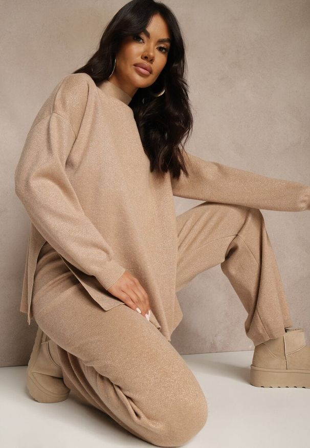 Renee - Beżowy Dzianinowy Komplet z Metaliczną Nitką Półgolf i Szerokie Spodnie Aremae. Kolor: beżowy. Materiał: dzianina