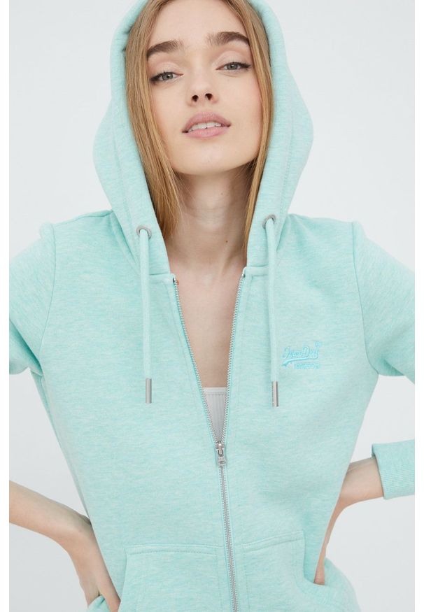 Superdry bluza damska kolor zielony z kapturem z aplikacją. Okazja: na co dzień. Typ kołnierza: kaptur. Kolor: zielony. Materiał: materiał, bawełna, dzianina. Wzór: aplikacja. Styl: casual