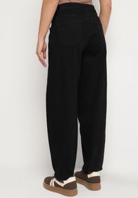 Born2be - Czarne Jeansy o Kroju Slouchy z Regularnym Stanem Fesinasa. Okazja: na co dzień. Kolor: czarny. Wzór: ze splotem. Styl: klasyczny, casual #5