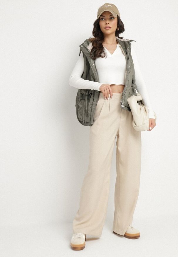 Born2be - Zielona Pikowana Kamizelka z Kapturem z Ozdobnymi Klampami Davivie. Okazja: na co dzień, na spacer. Typ kołnierza: kaptur. Kolor: zielony. Materiał: jeans, materiał. Styl: klasyczny, casual
