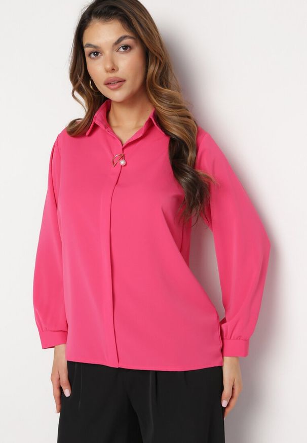 Born2be - Różowa Bluzka z Kołnierzem i Ozdobną Broszką z Perłą Klaviona. Kolor: różowy. Długość rękawa: długi rękaw. Długość: długie. Styl: klasyczny