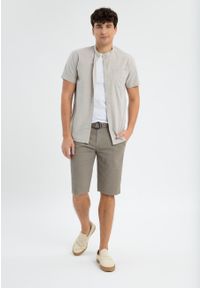 Volcano - Szorty chino z paskiem P-OXY. Okazja: na co dzień. Kolor: beżowy. Materiał: elastan, włókno, bawełna, materiał. Długość: krótkie. Styl: casual, elegancki, klasyczny #1