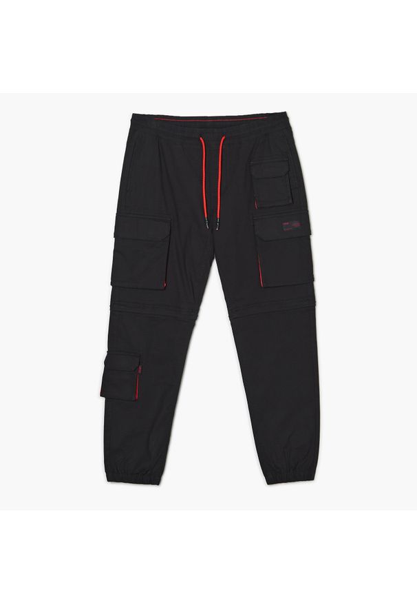 Cropp - Czarne joggery cargo z odpinanymi nogawkami - Czarny. Kolor: czarny. Materiał: tkanina, włókno, dresówka, bawełna. Długość: długie