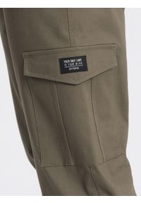 Ombre Clothing - Spodnie męskie z kieszeniami cargo i ściągaczem na dole nogawki - ciemnooliwkowe V1 OM-PACG-0189 - XXL. Kolor: oliwkowy. Materiał: bawełna, elastan