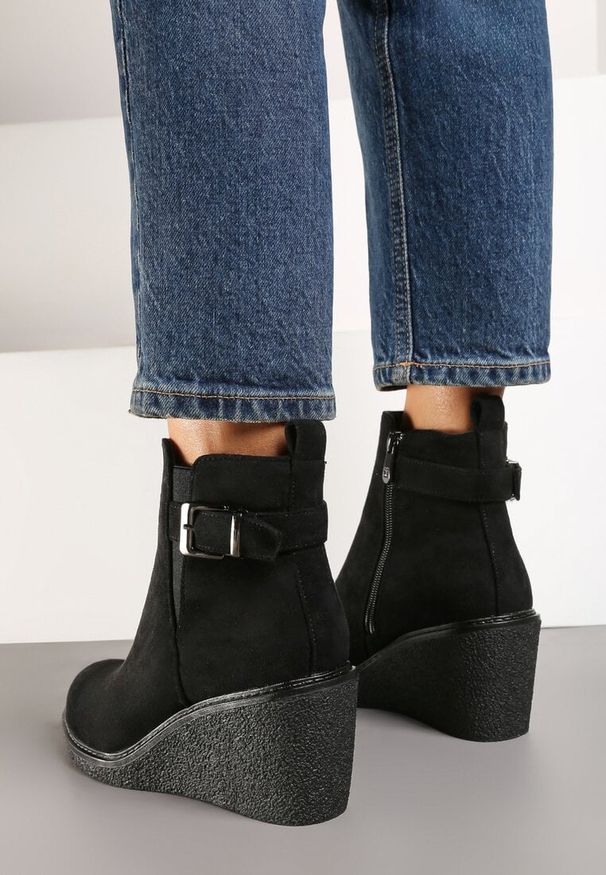 Renee - Czarne Botki na Koturnie z Ozdobnym Paskiem i Klamrą Reaniorra. Zapięcie: klamry. Kolor: czarny. Materiał: jeans. Obcas: na koturnie. Styl: elegancki
