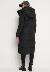 Born2be - Czarna Długa Pikowana Kurtka z Kapturem z Napami i Plisą Arvis. Okazja: na co dzień. Typ kołnierza: kaptur. Kolor: czarny. Materiał: wełna, jeans, tkanina. Długość: długie. Sezon: zima. Styl: klasyczny, casual, elegancki #5