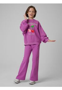 4f - 4F Spodnie dresowe z szerokimi nogawkami dziewczęce - fioletowe 134 (8-9 lat). Okazja: na spacer, na co dzień, na uczelnię. Stan: podwyższony. Kolor: fioletowy. Materiał: dresówka. Sezon: lato. Styl: casual #1