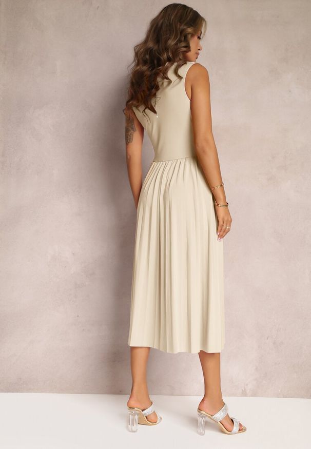 Renee - Beżowa Sukienka z Kopertowym Dekoltem i Plisowanym Dołem Anamarie. Kolor: beżowy. Długość rękawa: bez rękawów. Typ sukienki: kopertowe. Długość: midi