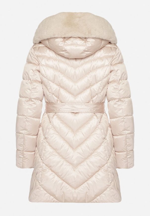 Born2be - Beżowa Pikowana Kurtka z Wiązanym Paskiem i Kapturem z Futerkiem Fenama. Okazja: na spacer, na co dzień. Kolor: beżowy. Materiał: futro. Styl: elegancki, casual
