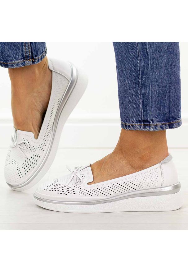 Białe ażurowe skórzane półbuty damskie S.Barski 7043. Okazja: na spacer, na co dzień. Nosek buta: okrągły. Zapięcie: bez zapięcia. Kolor: biały. Szerokość cholewki: normalna. Wzór: ażurowy. Materiał: skóra. Sezon: wiosna, jesień, lato. Styl: casual, elegancki