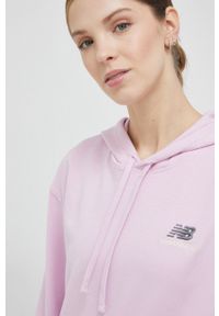 New Balance bluza damska kolor fioletowy z kapturem z aplikacją. Typ kołnierza: kaptur. Kolor: fioletowy. Materiał: materiał. Wzór: aplikacja #3