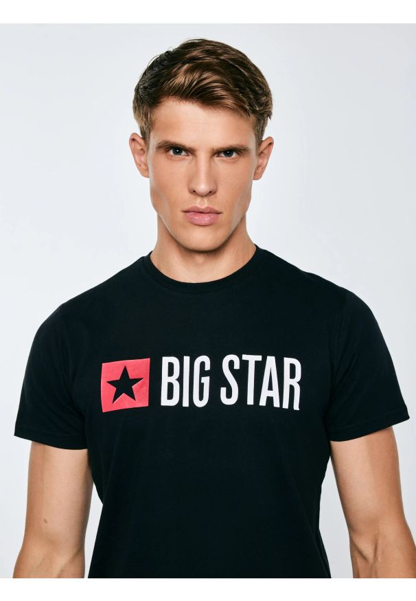Big-Star - Koszulka męska z logo BIG STAR czarna Quado 906. Okazja: na co dzień. Kolor: czarny. Materiał: dzianina, jeans. Długość rękawa: krótki rękaw. Długość: krótkie. Wzór: kolorowy, nadruk. Styl: casual, sportowy