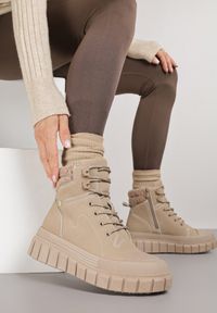 Renee - Ciemnobeżowe Botki Trapery Vices na Platformie z Tłoczeniem Anarrive. Okazja: na co dzień. Kolor: beżowy. Materiał: jeans. Obcas: na platformie. Styl: casual
