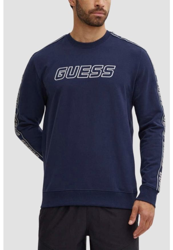 Guess - GUESS Granatowa męska bluza z lampasami Arlo Cn. Okazja: do domu, na co dzień. Kolor: niebieski. Materiał: bawełna, elastan. Długość rękawa: długi rękaw. Długość: długie. Styl: casual