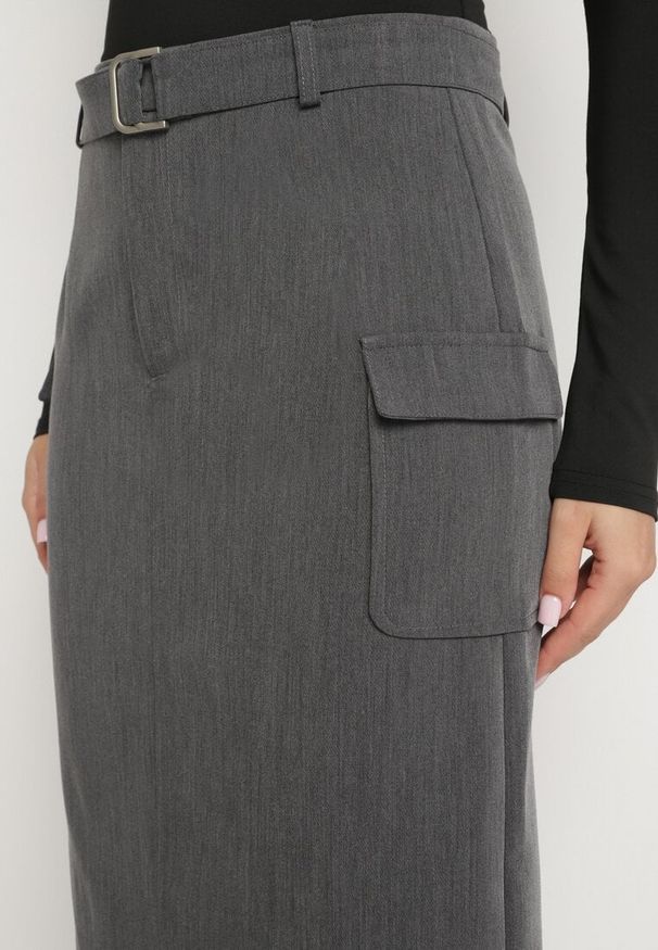 Born2be - Szara Spódnica z Wiskozą Paskiem i Kieszeniami z Klapami Talabria. Okazja: na co dzień. Kolor: szary. Materiał: wiskoza. Styl: elegancki, casual