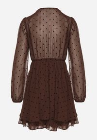 Born2be - Ciemnobrązowa Sukienka o Rozkloszowanym Kroju w Kropki Liasetia. Okazja: na co dzień. Kolor: brązowy. Wzór: kropki. Styl: klasyczny, casual #7