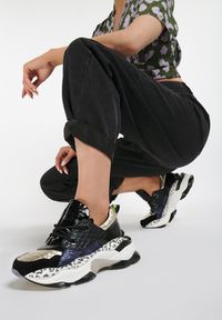 Renee - Czarne Sneakersy Leuceris. Nosek buta: okrągły. Kolor: czarny. Materiał: materiał, lakier #2