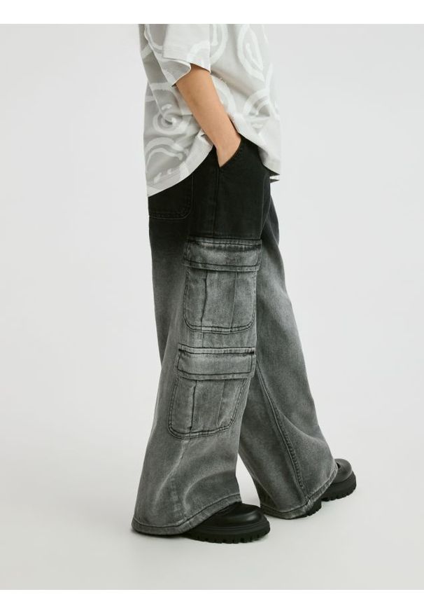 Reserved - Jeansy wide leg z efektem ombre - czarny. Kolor: czarny