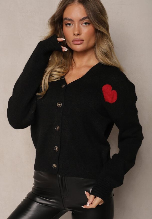 Renee - Czarny Rozpinany Kardigan Ozdobiony Sercem Miathia. Okazja: na co dzień. Typ kołnierza: dekolt w kształcie V. Kolor: czarny. Materiał: jeans. Wzór: aplikacja. Styl: elegancki, casual