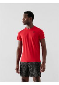 4f - Koszulka treningowa regular szybkoschnąca męska - czerwona. Kolor: czerwony. Materiał: syntetyk, elastan, materiał, włókno, dzianina. Długość rękawa: krótki rękaw. Długość: krótkie. Wzór: ze splotem, jednolity, gładki. Sport: fitness