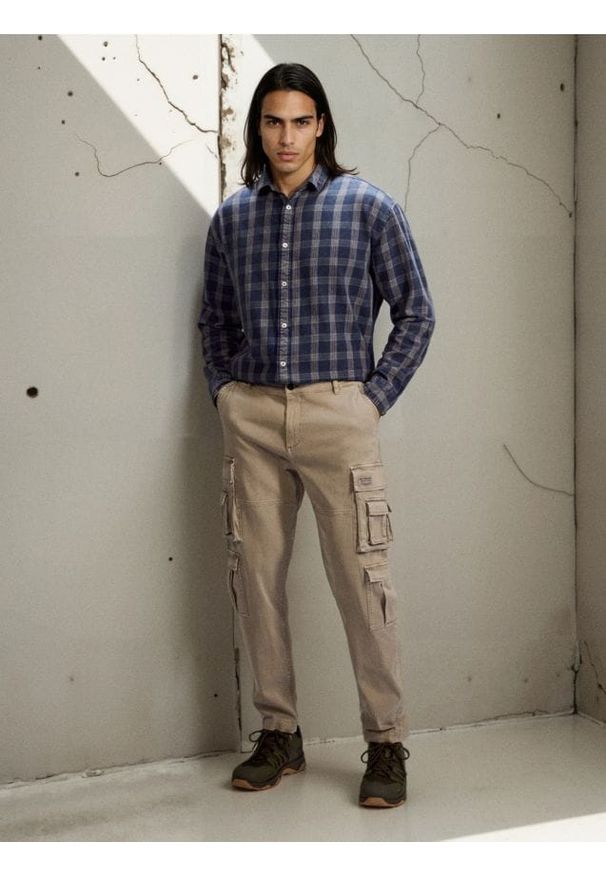 Sinsay - Spodnie cargo - beżowy. Kolor: beżowy