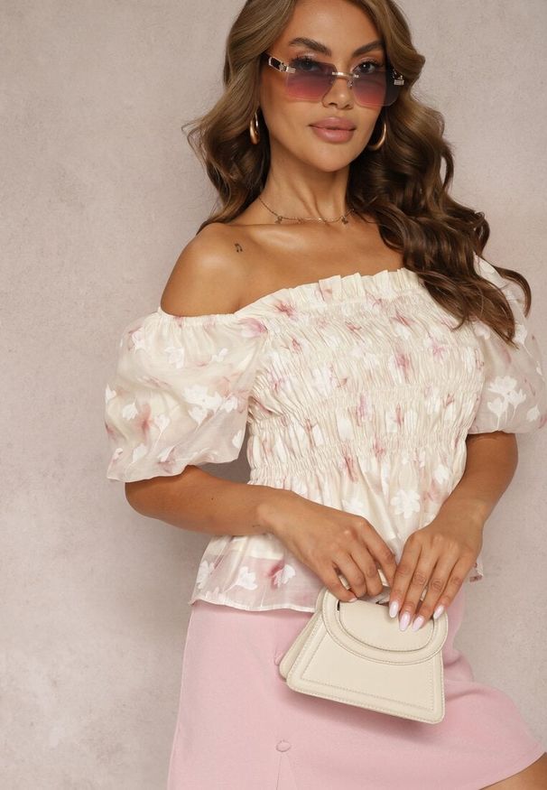 Renee - Beżowo-Różowa Siateczkowa Bluzka w Drobne Kwiaty z Falbanką i Marszczoną Górą Ibeviana. Okazja: na co dzień. Kolor: beżowy. Materiał: jeans. Wzór: kwiaty. Styl: casual