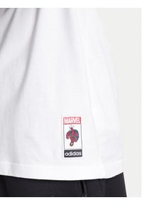 Adidas - adidas T-Shirt Marvel Spider-Man Web Logo JL8056 Biały Regular Fit. Kolor: biały. Materiał: bawełna. Wzór: motyw z bajki #4