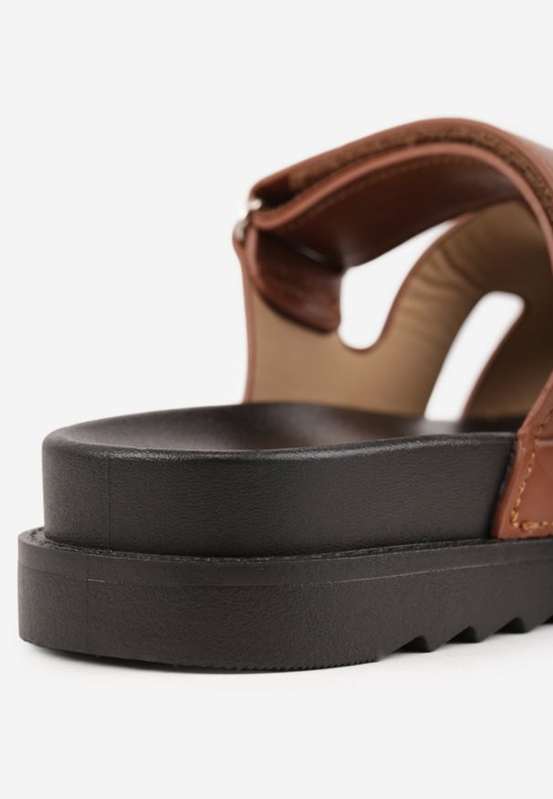 Renee - Brązowe Klapki na Platformie z Geometrycznymi Paskami Neorith. Okazja: na co dzień. Kolor: brązowy. Materiał: jeans. Wzór: geometria. Obcas: na platformie. Styl: casual