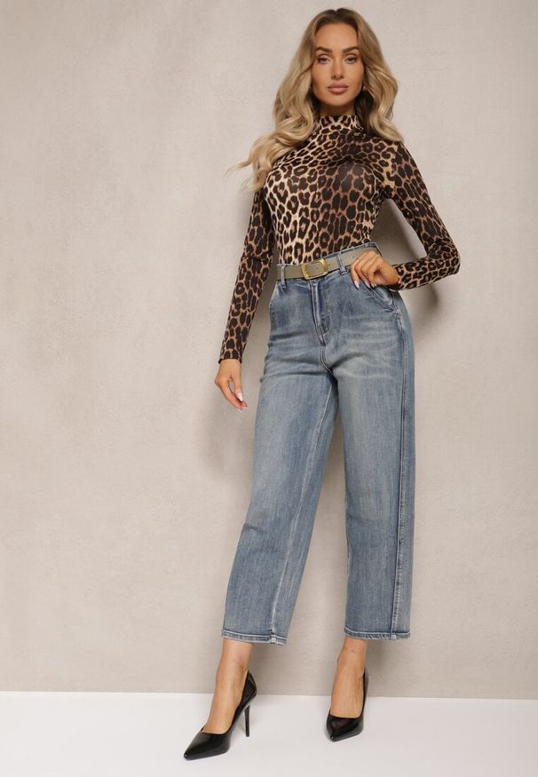 Renee - Jasnoniebieskie Bawełniane Jeansy High Waist o Kroju Boyfriend z Dodatkowym Paskiem Attenise. Okazja: na co dzień. Stan: podwyższony. Kolor: niebieski. Długość: długie. Styl: klasyczny, elegancki, casual