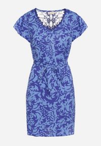 Born2be - Niebiesko-Granatowa Sukienka z Krótkim Rękawem Ozdobiona Siateczką przy Dekolcie z Materiałowym Paskiem Meada. Kolor: niebieski. Materiał: materiał. Długość rękawa: krótki rękaw. Wzór: aplikacja. Typ sukienki: dopasowane. Styl: elegancki #4