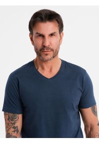 Ombre Clothing - Męska klasyczna bawełniana koszulka z dekoltem w serek BASIC – granatowa V2. Typ kołnierza: dekolt w serek. Kolor: niebieski. Materiał: bawełna. Styl: klasyczny #3
