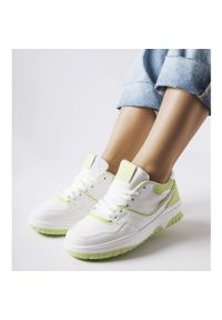 Inna Biało-zielone sneakersy Barrette białe. Okazja: na co dzień, na spacer. Nosek buta: okrągły. Kolor: biały. Sezon: lato. Sport: turystyka piesza