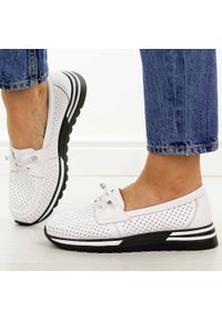 Białe ażurowe skórzane półbuty damskie S.Barski 7066. Okazja: na spacer, na co dzień. Nosek buta: okrągły. Zapięcie: bez zapięcia. Kolor: biały. Szerokość cholewki: normalna. Wzór: ażurowy. Materiał: skóra. Sezon: wiosna, jesień, lato. Styl: casual, elegancki, sportowy, klasyczny #1